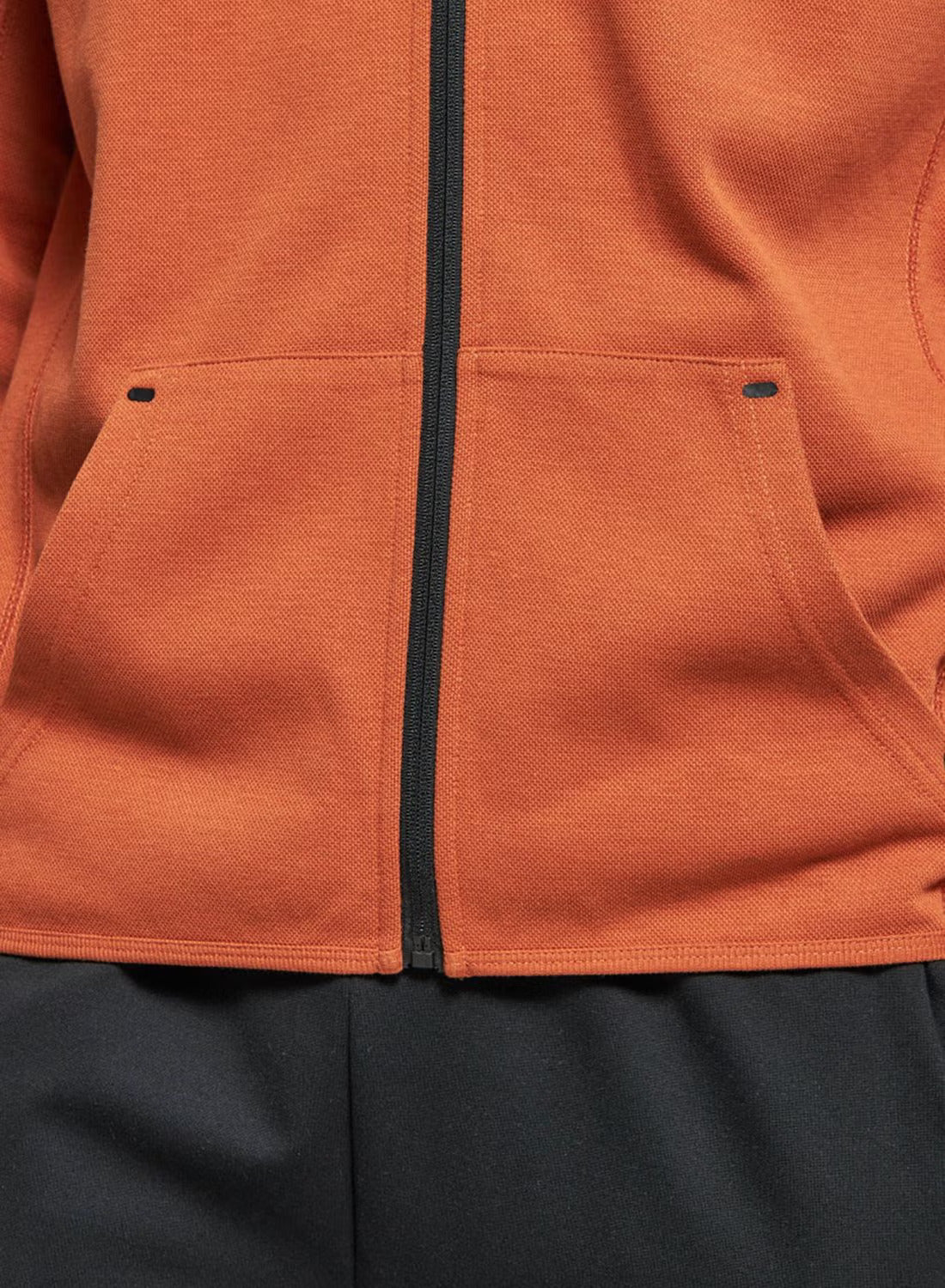 کاپا، لوګو چاپ شوی زپ د هوډ شوي جاکټ له لارې 